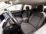 Volkswagen Golf 2.0 TDI Sport 150Pk Automaat (APPLE CARPLAY, GROOT NAVI, SFEERVERLICHTING, STUUR/STOELVERWARMING, GETINT GLAS, SPORTSTOELEN, KEYLESS, LED KOPLAMPEN, NIEUWE APK, NIEUWSTAAT)