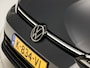 Volkswagen Golf 2.0 TDI Sport 150Pk Automaat (APPLE CARPLAY, GROOT NAVI, SFEERVERLICHTING, STUUR/STOELVERWARMING, GETINT GLAS, SPORTSTOELEN, KEYLESS, LED KOPLAMPEN, NIEUWE APK, NIEUWSTAAT)
