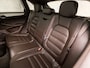 Porsche Macan 2.9 Turbo SportDesign 441Pk (1e EIGENAAR, ORG. NL, PANORAMADAK, APPLE CARPLAY, SPORT CHRONO PAKKET, ALCANTARA HEMEL, SPORT UITLAAT, KERAMISCHE REMMEN, ALARM KLASSE 5, CAMERA, DEALER ONDERHOUDEN, NIEUWSTAAT)
