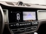 Porsche Macan 2.9 Turbo SportDesign 441Pk (1e EIGENAAR, ORG. NL, PANORAMADAK, APPLE CARPLAY, SPORT CHRONO PAKKET, ALCANTARA HEMEL, SPORT UITLAAT, KERAMISCHE REMMEN, ALARM KLASSE 5, CAMERA, DEALER ONDERHOUDEN, NIEUWSTAAT)