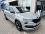 Skoda Karoq 1.5 TSI ACT Sportline Business / AUTOMAAT/ CAMERA/ PARK. SENSOREN V+A/ STUUR+STOEL VERWARM./ APP-CONNECT/ ACC/ DRIVE SELECT/ LED/ ELEK. ACHTERKLEP/ NAVI/ KEYLESS/ DAB/ CLIMA/ DIGITAL DASH/ ISOFIX/ 19'' LMV