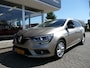 Renault Megane Estate TCe 130 Limited PARK ASSIST A./ LM VELGEN/ R-LINK NAVIGATIE/ APPLE CAR PLAY/ANDROID AUTO/ CLIMATE- EN CRUISE CONTROLE/ ETC... DEALER ONDERHOUDEN! RIJKLAAR!