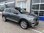 Volkswagen T-Roc 1.5 TSI Sport / AUTOMAAT/ PANO/ TREKHAAK/ CAMERA/ PARK. SENSOREN V+A/ CAMERA/ STOEL VERWARM./ APP-CONNECT/ ELEK. ACHTERKLEP/ DIGITAL DASH/ LED/ NAVI/ CLIMA/ ACC/ DRIVE SELECT/ DAB/ 18" LMV