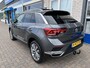 Volkswagen T-Roc 1.5 TSI Sport / AUTOMAAT/ PANO/ TREKHAAK/ CAMERA/ PARK. SENSOREN V+A/ CAMERA/ STOEL VERWARM./ APP-CONNECT/ ELEK. ACHTERKLEP/ DIGITAL DASH/ LED/ NAVI/ CLIMA/ ACC/ DRIVE SELECT/ DAB/ 18" LMV