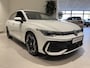 Volkswagen Golf Variant 1.5 eTSI R-Line Edition 116 PK | Automaat | Apple Carplay | 360 Camera | Stoelverwarming | Keyless | Stuurwielverwarming | Elektrische Achterklep | Parkeersensoren | Adaptive Cruise Control |