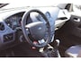 Ford Fiesta 1.4-16V-80pk Futura XL. Goed onderhouden en nette wagen ! Airco, metallic lak, LM wielen, 5-drs., trekhaak, parkeersensoren achter, r/cd etc