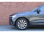 Volvo XC60 B4 Plus Dark Diesel | Platinum Grey Metallic | Intellisafe Line | Climate Line | Zwart Lederen Bekleding | Trekhaak semi Electrisch |