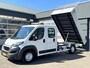 Peugeot Boxer 435 2.0 BlueHDI L3 DC Kipper Open laadbak Airco Cruise controle Trekhaak 3000kg trekgewicht 7-persoons Gereedschapskist Euro 6 P-up Kieper Pritshe