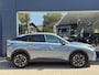 Peugeot 3008 1.2 Hybrid 145 PK Allure | Bouwjaar 2025 | Automaat | 360 Graden Camera | Dode Hoek Detectie | Navigatie via Telefoon | Keyless Entry | Adaptieve Cruise Control | AGR Stoel | Stoelverwarming | Climate Control | LED Verlichting | 19 Inch Lichtmetalen Velgen |