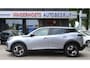Peugeot 2008 100 Pk Benzine * Nieuw Model * Hele Luxe Allure * * Draadloos Apple Car Play Navigatie & Spotify Koppeling * Voor en Achter Parkeercamera's * Zwarte Hemelbekleding * Stoelverwarming * 1/2 Leder Interieuer * L.M. Velgen * Dodehoekbewakings sy Vingerhoets; Vierde Generatie Eersteklas Service !