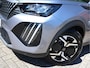 Peugeot 2008 100 Pk Benzine * Nieuw Model * Hele Luxe Allure * * Draadloos Apple Car Play Navigatie & Spotify Koppeling * Voor en Achter Parkeercamera's * Zwarte Hemelbekleding * Stoelverwarming * 1/2 Leder Interieuer * L.M. Velgen * Dodehoekbewakings sy Vingerhoets; Vierde Generatie Eersteklas Service !