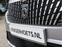 Peugeot 2008 100 Pk Benzine * Nieuw Model * Hele Luxe Allure * * Draadloos Apple Car Play Navigatie & Spotify Koppeling * Voor en Achter Parkeercamera's * Zwarte Hemelbekleding * Stoelverwarming * 1/2 Leder Interieuer * L.M. Velgen * Dodehoekbewakings sy Vingerhoets; Vierde Generatie Eersteklas Service !