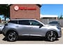 Peugeot 2008 100 Pk Benzine * Nieuw Model * Hele Luxe Allure * * Draadloos Apple Car Play Navigatie & Spotify Koppeling * Voor en Achter Parkeercamera's * Zwarte Hemelbekleding * Stoelverwarming * 1/2 Leder Interieuer * L.M. Velgen * Dodehoekbewakings sy Vingerhoets; Vierde Generatie Eersteklas Service !