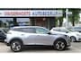 Peugeot 2008 100 Pk Benzine * Nieuw Model * Hele Luxe Allure * * Draadloos Apple Car Play Navigatie & Spotify Koppeling * Voor en Achter Parkeercamera's * Zwarte Hemelbekleding * Stoelverwarming * 1/2 Leder Interieuer * L.M. Velgen * Dodehoekbewakings sy Vingerhoets; Vierde Generatie Eersteklas Service !