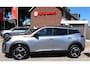 Peugeot 2008 100 Pk Benzine * Nieuw Model * Hele Luxe Allure * * Draadloos Apple Car Play Navigatie & Spotify Koppeling * Voor en Achter Parkeercamera's * Zwarte Hemelbekleding * Stoelverwarming * 1/2 Leder Interieuer * L.M. Velgen * Dodehoekbewakings sy Vingerhoets; Vierde Generatie Eersteklas Service !