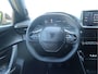 Peugeot 2008 100 Pk Benzine * Nieuw Model * Hele Luxe Allure * * Draadloos Apple Car Play Navigatie & Spotify Koppeling * Voor en Achter Parkeercamera's * Zwarte Hemelbekleding * Stoelverwarming * 1/2 Leder Interieuer * L.M. Velgen * Dodehoekbewakings sy Vingerhoets; Vierde Generatie Eersteklas Service !