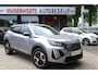 Peugeot 2008 100 Pk Benzine * Nieuw Model * Hele Luxe Allure * * Draadloos Apple Car Play Navigatie & Spotify Koppeling * Voor en Achter Parkeercamera's * Zwarte Hemelbekleding * Stoelverwarming * 1/2 Leder Interieuer * L.M. Velgen * Dodehoekbewakings sy Vingerhoets; Vierde Generatie Eersteklas Service !