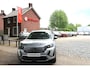Peugeot 2008 100 Pk Benzine * Nieuw Model * Hele Luxe Allure * * Draadloos Apple Car Play Navigatie & Spotify Koppeling * Voor en Achter Parkeercamera's * Zwarte Hemelbekleding * Stoelverwarming * 1/2 Leder Interieuer * L.M. Velgen * Dodehoekbewakings sy Vingerhoets; Vierde Generatie Eersteklas Service !