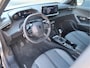 Peugeot 2008 100 Pk Benzine * Nieuw Model * Hele Luxe Allure * * Draadloos Apple Car Play Navigatie & Spotify Koppeling * Voor en Achter Parkeercamera's * Zwarte Hemelbekleding * Stoelverwarming * 1/2 Leder Interieuer * L.M. Velgen * Dodehoekbewakings sy Vingerhoets; Vierde Generatie Eersteklas Service !