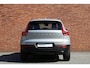 Volvo XC40 B4 Plus Dark | Trekhaak | Verwarmbare Voorstoelen | DAB+ | Apple Carplay | Parkeercamera | Google Maps | Lichtmetalen Velgen | Adaptieve Cruise Control | Bluetooth Telefonie & Multimedia