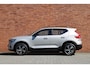 Volvo XC40 B4 Plus Dark | Trekhaak | Verwarmbare Voorstoelen | DAB+ | Apple Carplay | Parkeercamera | Google Maps | Lichtmetalen Velgen | Adaptieve Cruise Control | Bluetooth Telefonie & Multimedia