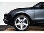 Porsche Macan 2.0 Panoramadak - Stuurbekrachtiging Plus - Bestuurdersstoelgeheugen pakket - Licht Comfort Pakket - Stoelverwaming voor/achter - BOSE - GT sportstuurwiel - Verkeerstekenherkenning - Achteruitrijcamera -