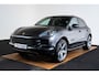 Porsche Macan 2.0 Panoramadak - Stuurbekrachtiging Plus - Bestuurdersstoelgeheugen pakket - Licht Comfort Pakket - Stoelverwaming voor/achter - BOSE - GT sportstuurwiel - Verkeerstekenherkenning - Achteruitrijcamera -
