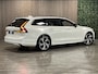 Volvo V90 T6 AWD Recharge Plus Dark Long Range | Trekhaak | 360° Camera | Crystal White | Schuifdak | Harman Kardon | Adaptieve Cruise Control | Stoel en Stuurwielverwarming | Full LED meesturende koplampen | Pilot Assist | BLIS Dode Hoek Detectie | Voorstoelen ele