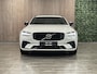 Volvo V90 T6 AWD Recharge Plus Dark Long Range | Trekhaak | 360° Camera | Crystal White | Schuifdak | Harman Kardon | Adaptieve Cruise Control | Stoel en Stuurwielverwarming | Full LED meesturende koplampen | Pilot Assist | BLIS Dode Hoek Detectie | Voorstoelen ele