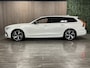 Volvo V90 T6 AWD Recharge Plus Dark Long Range | Trekhaak | 360° Camera | Crystal White | Schuifdak | Harman Kardon | Adaptieve Cruise Control | Stoel en Stuurwielverwarming | Full LED meesturende koplampen | Pilot Assist | BLIS Dode Hoek Detectie | Voorstoelen ele