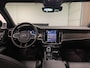 Volvo V90 T6 AWD Recharge Plus Dark Long Range | Trekhaak | 360° Camera | Crystal White | Schuifdak | Harman Kardon | Adaptieve Cruise Control | Stoel en Stuurwielverwarming | Full LED meesturende koplampen | Pilot Assist | BLIS Dode Hoek Detectie | Voorstoelen ele