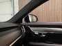 Volvo V90 T6 AWD Recharge Plus Dark Long Range | Trekhaak | 360° Camera | Crystal White | Schuifdak | Harman Kardon | Adaptieve Cruise Control | Stoel en Stuurwielverwarming | Full LED meesturende koplampen | Pilot Assist | BLIS Dode Hoek Detectie | Voorstoelen ele