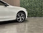 Volvo V90 T6 AWD Recharge Plus Dark Long Range | Trekhaak | 360° Camera | Crystal White | Schuifdak | Harman Kardon | Adaptieve Cruise Control | Stoel en Stuurwielverwarming | Full LED meesturende koplampen | Pilot Assist | BLIS Dode Hoek Detectie | Voorstoelen ele