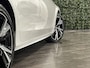 Volvo V90 T6 AWD Recharge Plus Dark Long Range | Trekhaak | 360° Camera | Crystal White | Schuifdak | Harman Kardon | Adaptieve Cruise Control | Stoel en Stuurwielverwarming | Full LED meesturende koplampen | Pilot Assist | BLIS Dode Hoek Detectie | Voorstoelen ele