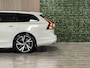 Volvo V90 T6 AWD Recharge Plus Dark Long Range | Trekhaak | 360° Camera | Crystal White | Schuifdak | Harman Kardon | Adaptieve Cruise Control | Stoel en Stuurwielverwarming | Full LED meesturende koplampen | Pilot Assist | BLIS Dode Hoek Detectie | Voorstoelen ele