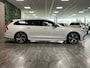 Volvo V90 T6 AWD Recharge Plus Dark Long Range | Trekhaak | 360° Camera | Crystal White | Schuifdak | Harman Kardon | Adaptieve Cruise Control | Stoel en Stuurwielverwarming | Full LED meesturende koplampen | Pilot Assist | BLIS Dode Hoek Detectie | Voorstoelen ele