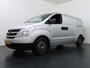 Hyundai H300 2.5 CRDi Active 3-Persoons Airco Schuifdeur links en rechts Pdc Radio CD Keurige Bus ! Achterklep Betonplex vloer Wandbekleding Privacy Glas Tussenwand met glas. 3423Nm/ 1750tpm 2.300kg Trekvermogen 1e Eigenaar, keurig onderhouden!