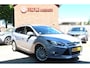 Ford Focus Wagon 125 Pk EcoBoost Titanium * Hele Mooie * * Navigatie * Achteruitrij Camera * Trekhaak * Stoel en voorruit verwarming * Lichtmetalen Velgen *  Voor en achter Parkeersensoren * Vingerhoets: Vierde Generatie Eersteklas Service !