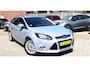 Ford Focus Wagon 125 Pk EcoBoost Titanium * Hele Mooie * * Navigatie * Achteruitrij Camera * Trekhaak * Stoel en voorruit verwarming * Lichtmetalen Velgen *  Voor en achter Parkeersensoren * Vingerhoets: Vierde Generatie Eersteklas Service !