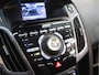 Ford Focus Wagon 125 Pk EcoBoost Titanium * Hele Mooie * * Navigatie * Achteruitrij Camera * Trekhaak * Stoel en voorruit verwarming * Lichtmetalen Velgen *  Voor en achter Parkeersensoren * Vingerhoets: Vierde Generatie Eersteklas Service !