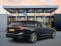 Volvo V90 T6 Recharge AWD Ultra Dark | 20" | Luchtvering | Bowers & Wilkins | Sportstoelen | 360 Camera | Gelamineerd en Getint glas | Trekhaak | Alarm klasse 3 | Head-up | Stoel/stuur/achterbankverwarming
