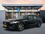 Volvo V90 T6 Recharge AWD Ultra Dark | 20" | Luchtvering | Bowers & Wilkins | Sportstoelen | 360 Camera | Gelamineerd en Getint glas | Trekhaak | Alarm klasse 3 | Head-up | Stoel/stuur/achterbankverwarming