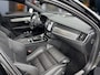Volvo V90 T6 Recharge AWD Ultra Dark | 20" | Luchtvering | Bowers & Wilkins | Sportstoelen | 360 Camera | Gelamineerd en Getint glas | Trekhaak | Alarm klasse 3 | Head-up | Stoel/stuur/achterbankverwarming
