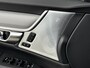 Volvo V90 T6 Recharge AWD Ultra Dark | 20" | Luchtvering | Bowers & Wilkins | Sportstoelen | 360 Camera | Gelamineerd en Getint glas | Trekhaak | Alarm klasse 3 | Head-up | Stoel/stuur/achterbankverwarming