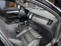 Volvo V90 T6 Recharge AWD Ultra Dark | 20" | Luchtvering | Bowers & Wilkins | Sportstoelen | 360 Camera | Gelamineerd en Getint glas | Trekhaak | Alarm klasse 3 | Head-up | Stoel/stuur/achterbankverwarming