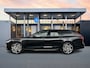 Volvo V90 T6 Recharge AWD Ultra Dark | 20" | Luchtvering | Bowers & Wilkins | Sportstoelen | 360 Camera | Gelamineerd en Getint glas | Trekhaak | Alarm klasse 3 | Head-up | Stoel/stuur/achterbankverwarming