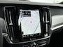 Volvo V90 T6 Recharge AWD Ultra Dark | 20" | Luchtvering | Bowers & Wilkins | Sportstoelen | 360 Camera | Gelamineerd en Getint glas | Trekhaak | Alarm klasse 3 | Head-up | Stoel/stuur/achterbankverwarming