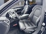 Volvo V90 T6 Recharge AWD Ultra Dark | 20" | Luchtvering | Bowers & Wilkins | Sportstoelen | 360 Camera | Gelamineerd en Getint glas | Trekhaak | Alarm klasse 3 | Head-up | Stoel/stuur/achterbankverwarming