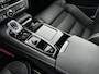 Volvo V90 T6 Recharge AWD Ultra Dark | 20" | Luchtvering | Bowers & Wilkins | Sportstoelen | 360 Camera | Gelamineerd en Getint glas | Trekhaak | Alarm klasse 3 | Head-up | Stoel/stuur/achterbankverwarming