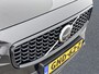 Volvo V90 T6 Recharge AWD Ultra Dark | 20" | Luchtvering | Bowers & Wilkins | Sportstoelen | 360 Camera | Gelamineerd en Getint glas | Trekhaak | Alarm klasse 3 | Head-up | Stoel/stuur/achterbankverwarming